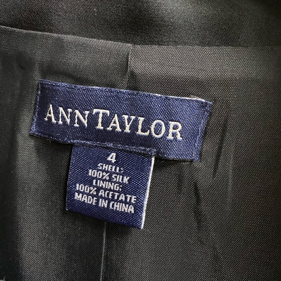 Ann Taylor Blazer. Size 4. - Picture 4 of 5